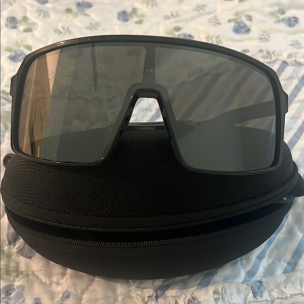 Oakley SUTRO Sunglasses with Case and cloth pouch. (NOTE: missing right arm) $30